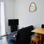 A Quelques Pas De La