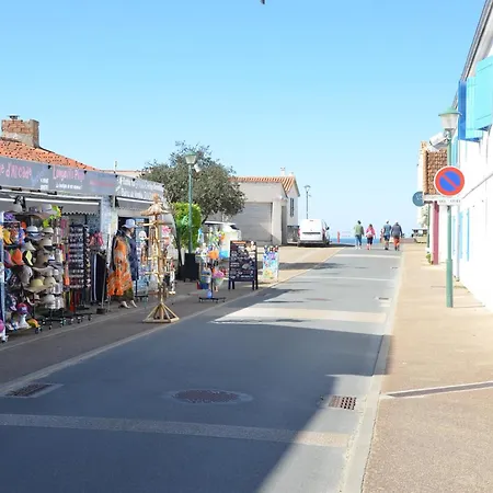 A Quelques Pas De La *