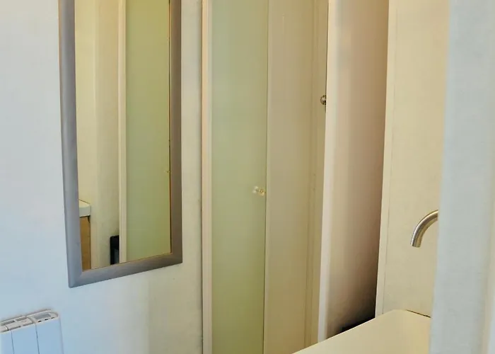 A Quelques Pas De La *