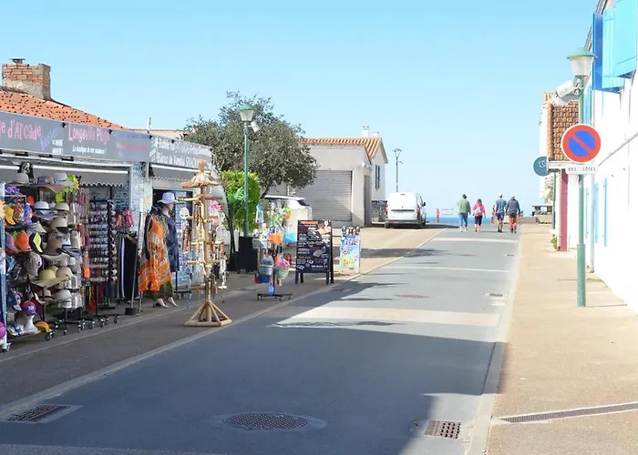 A Quelques Pas De La *