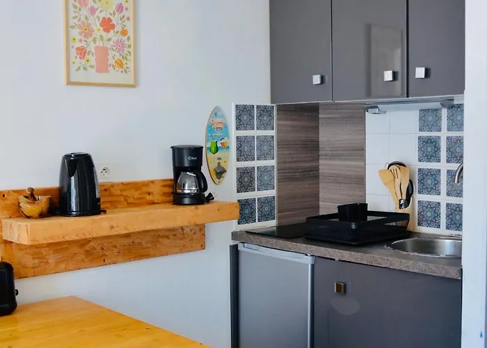 A Quelques Pas De La *