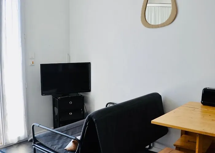 A Quelques Pas De La