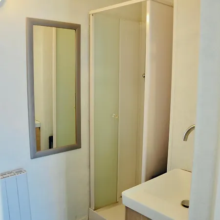 A Quelques Pas De La *