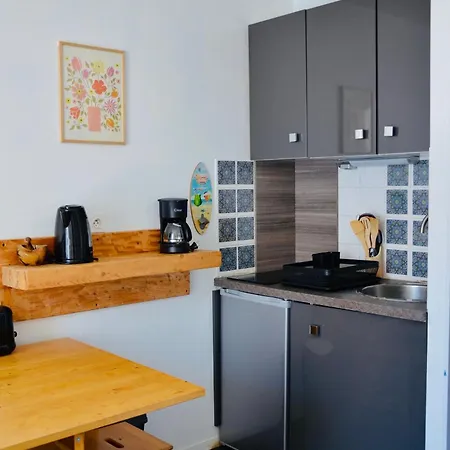 A Quelques Pas De La *